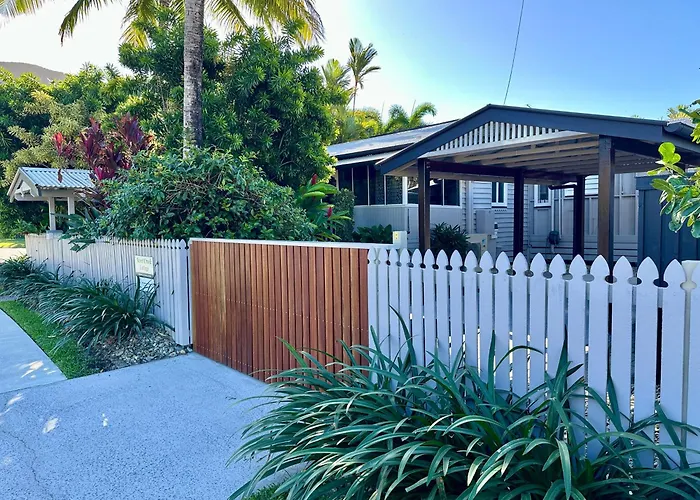 Sweet Creek Cottage, Palm Cove, 200M To Beach, Heated Pool, Pets
